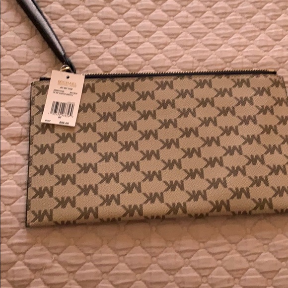 Michael Kors Accessories - Michael Kors wristlet